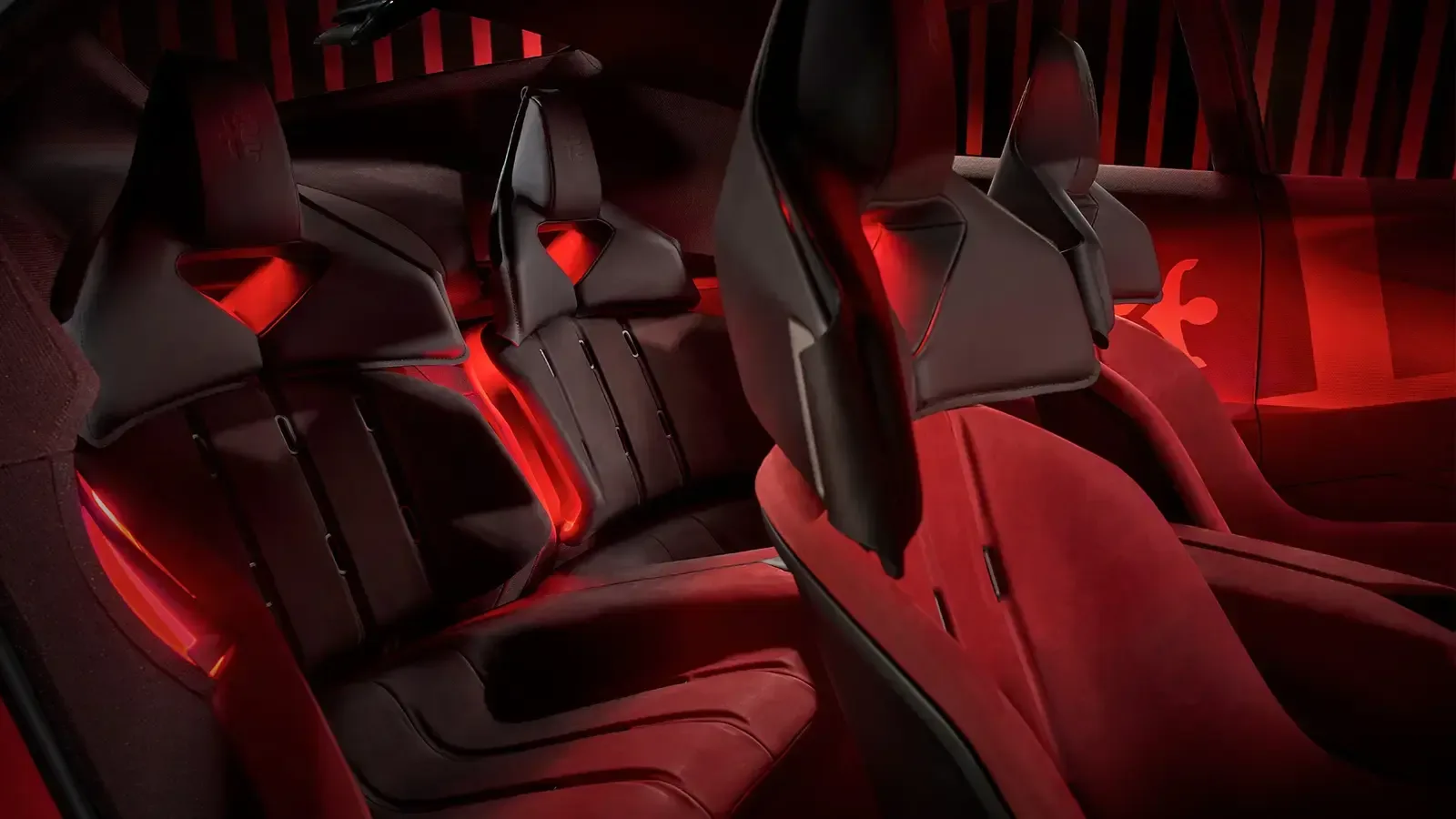 Cuatro asientos individuales del Alfa Romeo Cuorerosso acabados en tonos rojos y oscuros