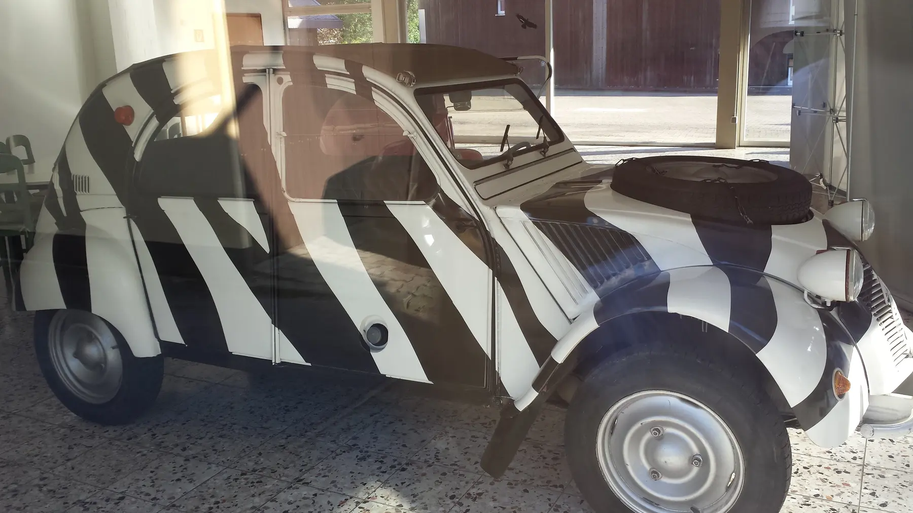 Citroën 2CV Sahara con decoración de franjas visto de tres cuartos delantero