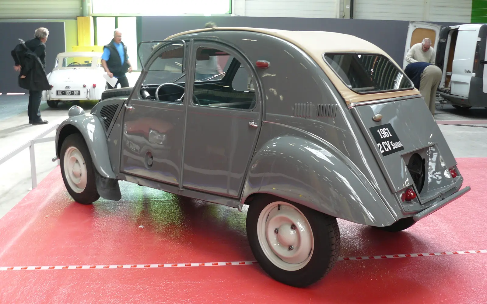 Parte trasera abierta de un Citroën 2CV Sahara mostrando el segundo motor