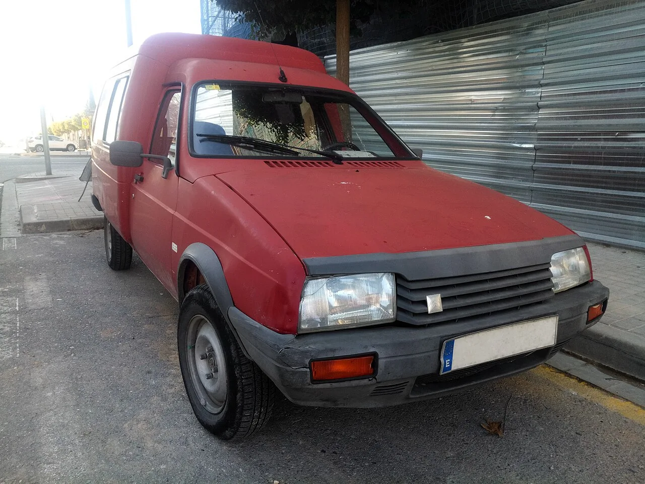 Citroën C15 roja vista desde tres cuartos delantero