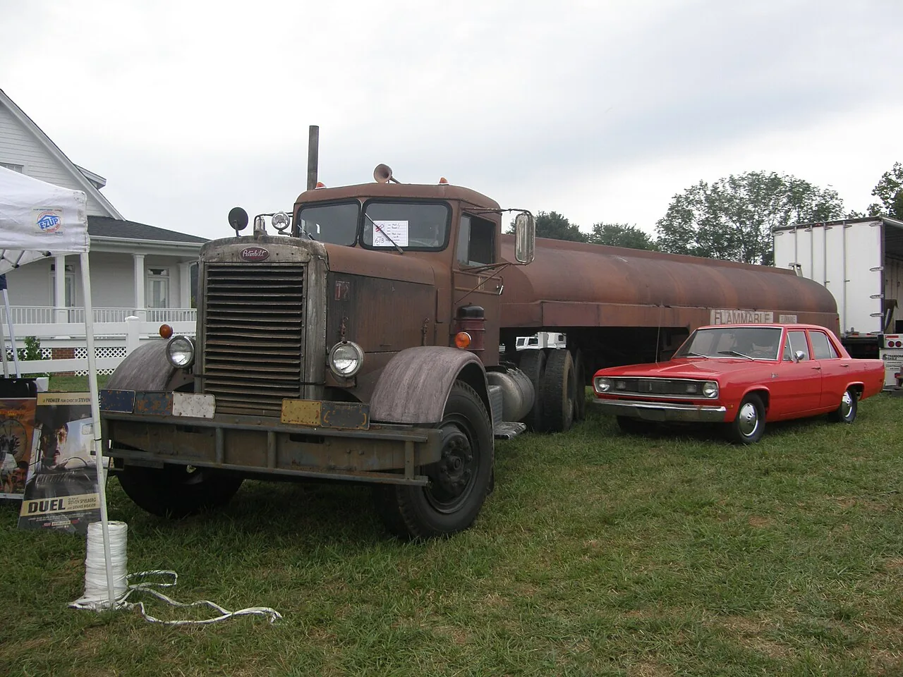 Camión Peterbilt de Duel conservado, junto a un Plymouth Valiant en una exposición de 2010