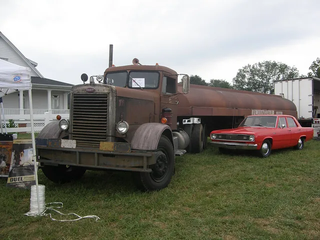Camión Peterbilt de Duel conservado, junto a un Plymouth Valiant en una exposición de 2010