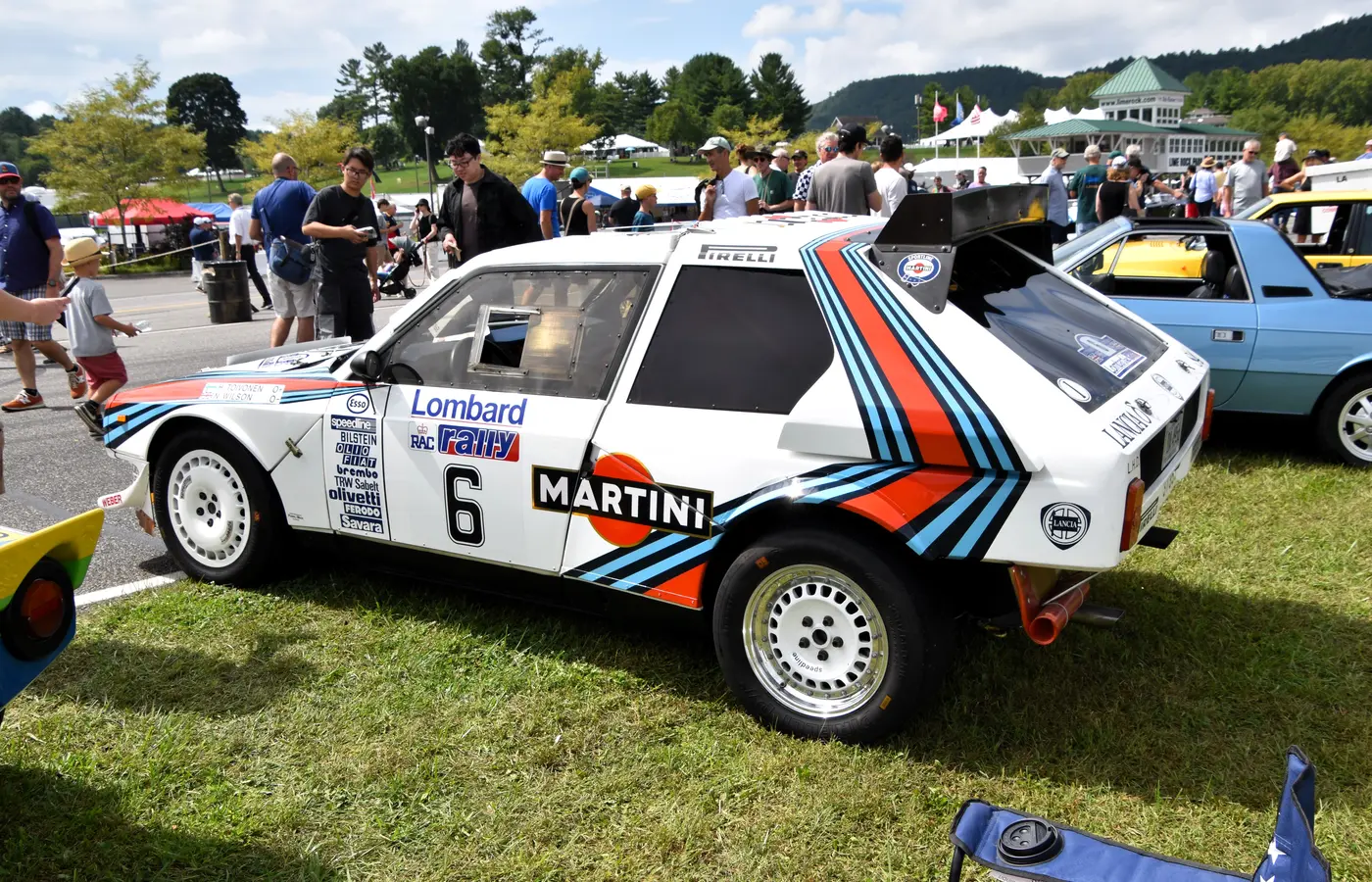 Lancia Delta S4 de Grupo B con decoración Martini visto de perfil