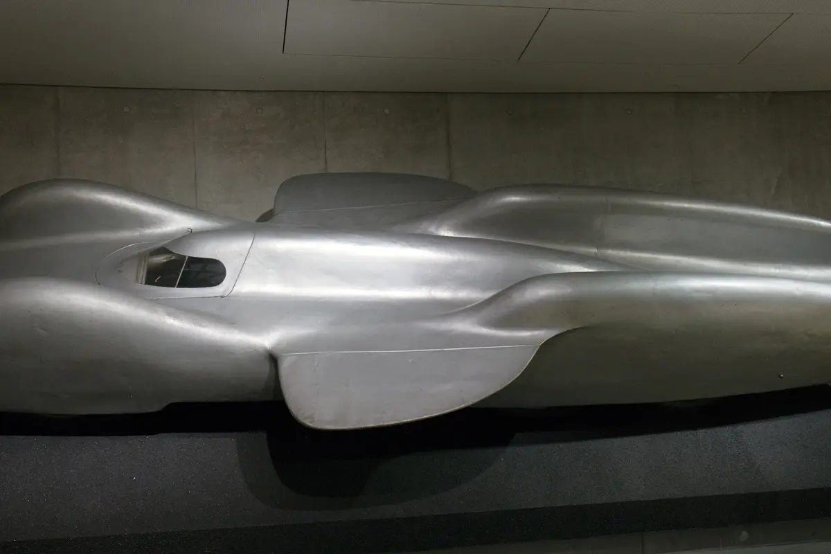 Vista lateral del Mercedes-Benz T 80 con sus tres ejes y carrocería aerodinámica