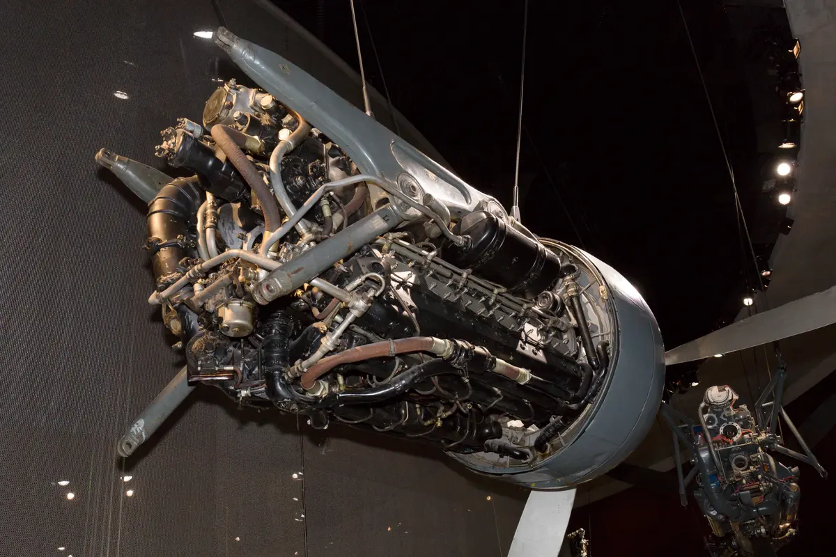 Motor aeronáutico Daimler-Benz DB 603 V12 invertido expuesto en un museo