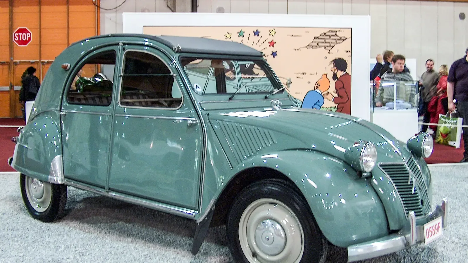 Citroën 2CV de 1949 con capó acanalado y carrocería gris verdosa