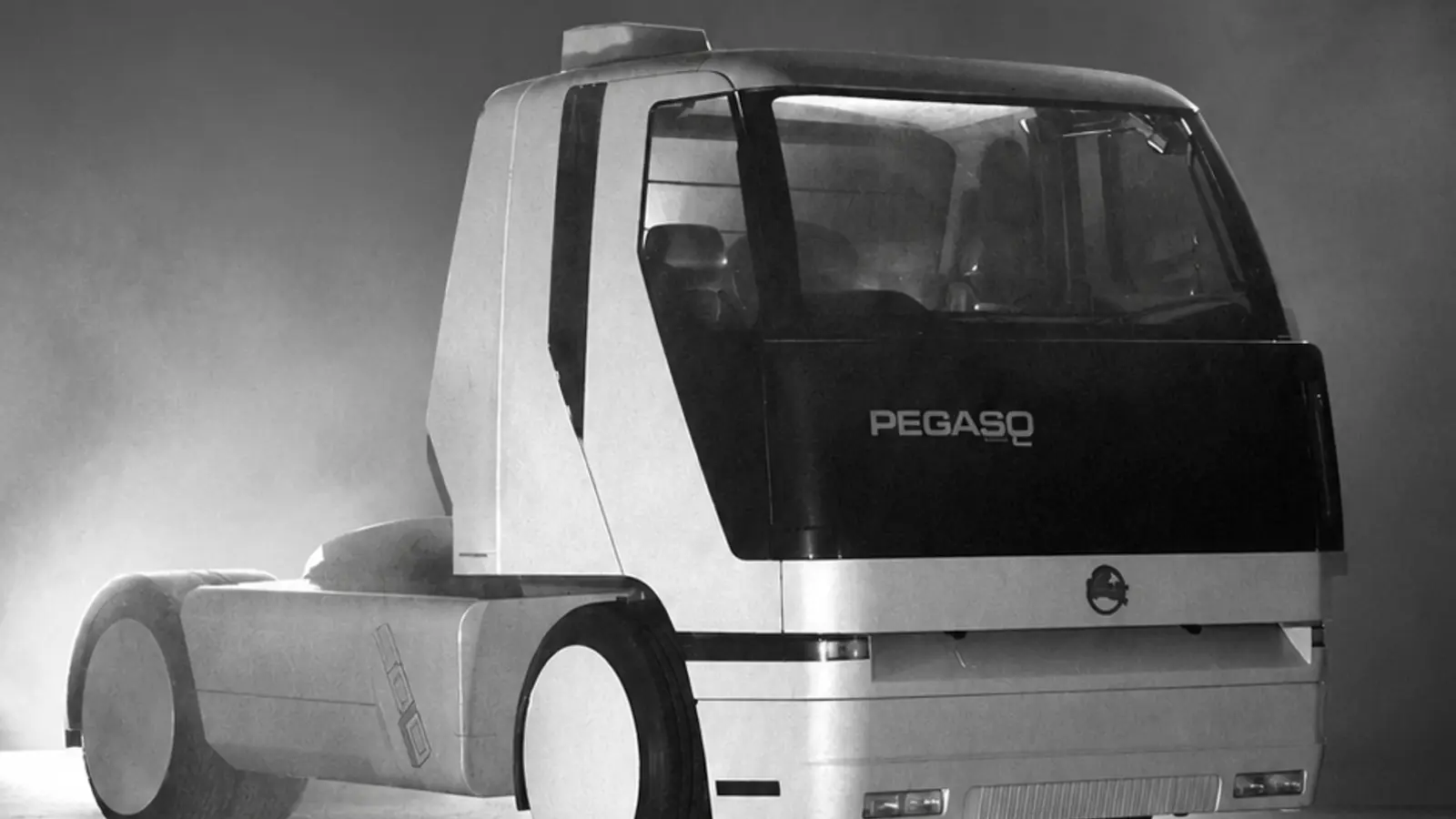 Recreación editorial del Pegaso Solo 500 en estudio, visto de tres cuartos delantero