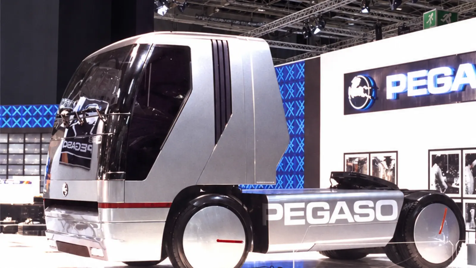 Pegaso Solo 500 expuesto en un salón del automóvil