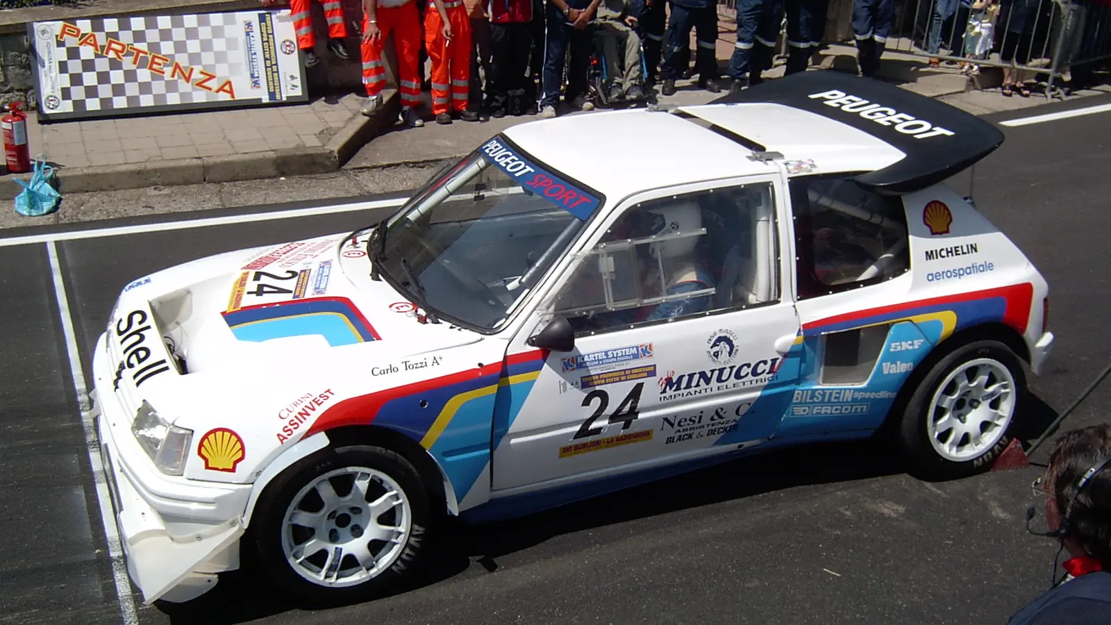 Peugeot 205 Turbo 16 de competición visto desde arriba