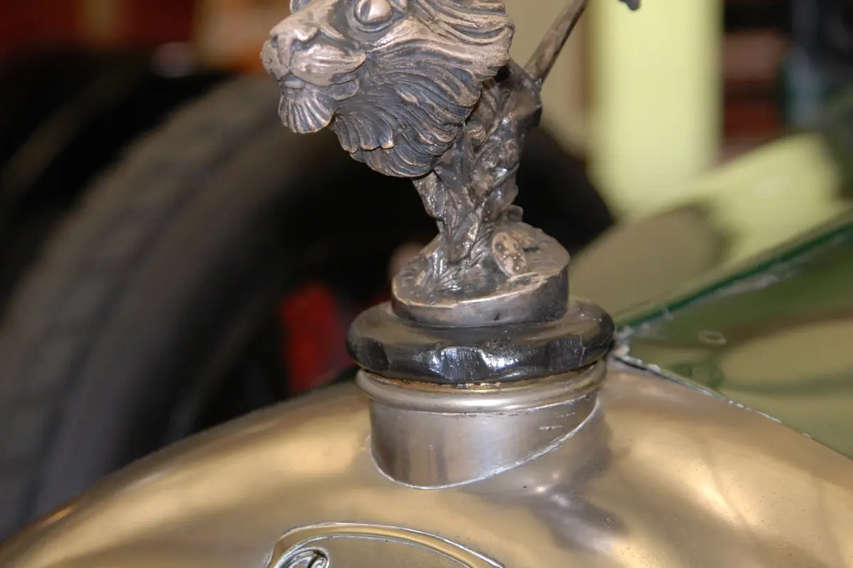 Antigua figura del león sobre el radiador de un Peugeot clásico