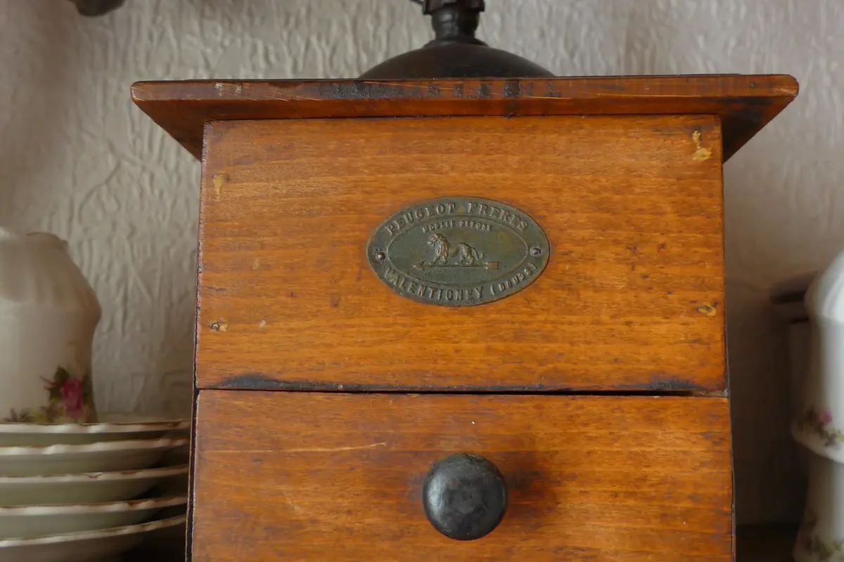 Molino de café antiguo fabricado por Peugeot