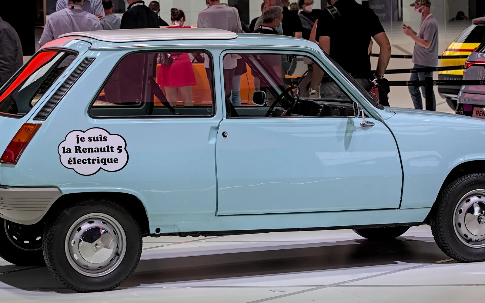 Renault 5 eléctrico histórico expuesto en un salón del automóvil