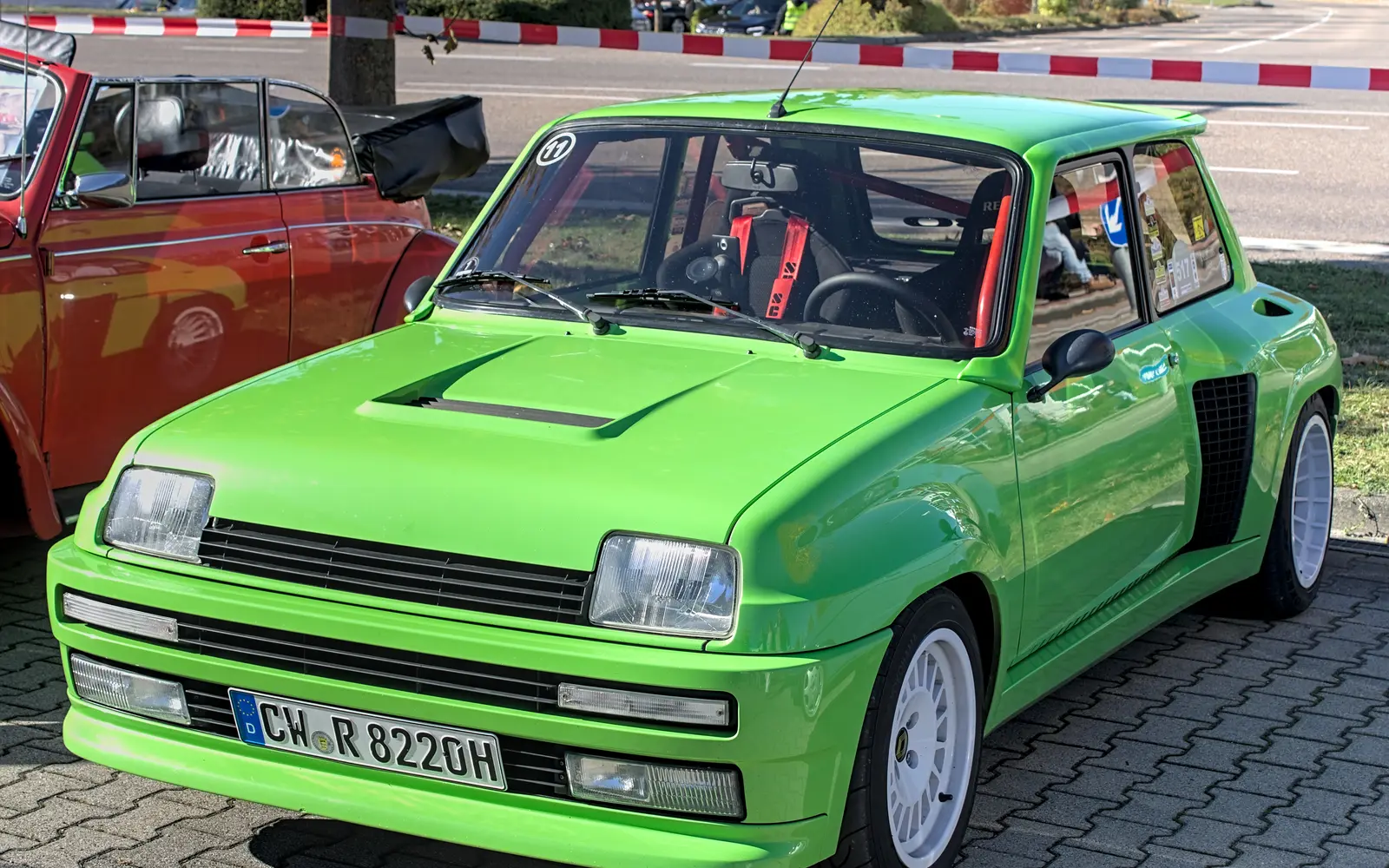 Renault 5 Turbo verde visto de tres cuartos delantero