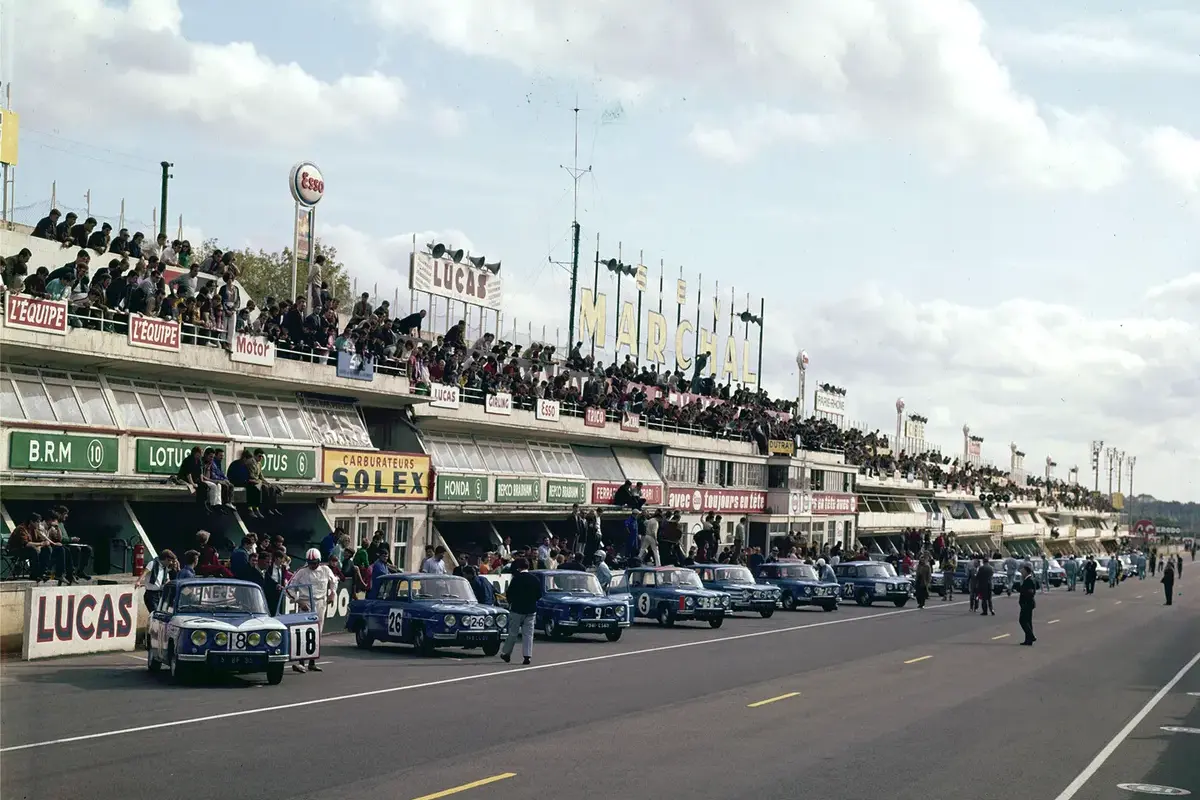 Parrilla de salida de la Copa Renault 8 Gordini en el circuito de Reims-Gueux en 1966