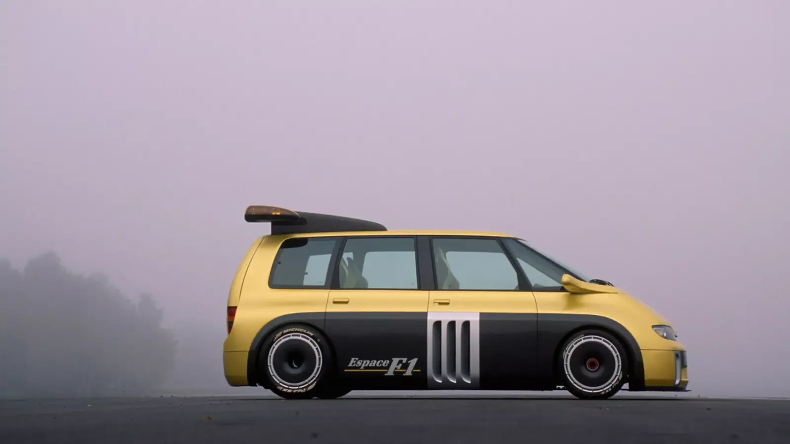 Renault Espace F1 amarillo y negro en circuito