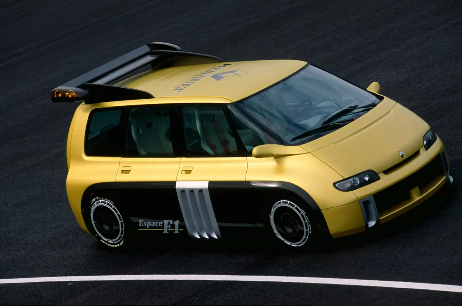 Renault Espace F1 visto desde arriba en una curva de circuito