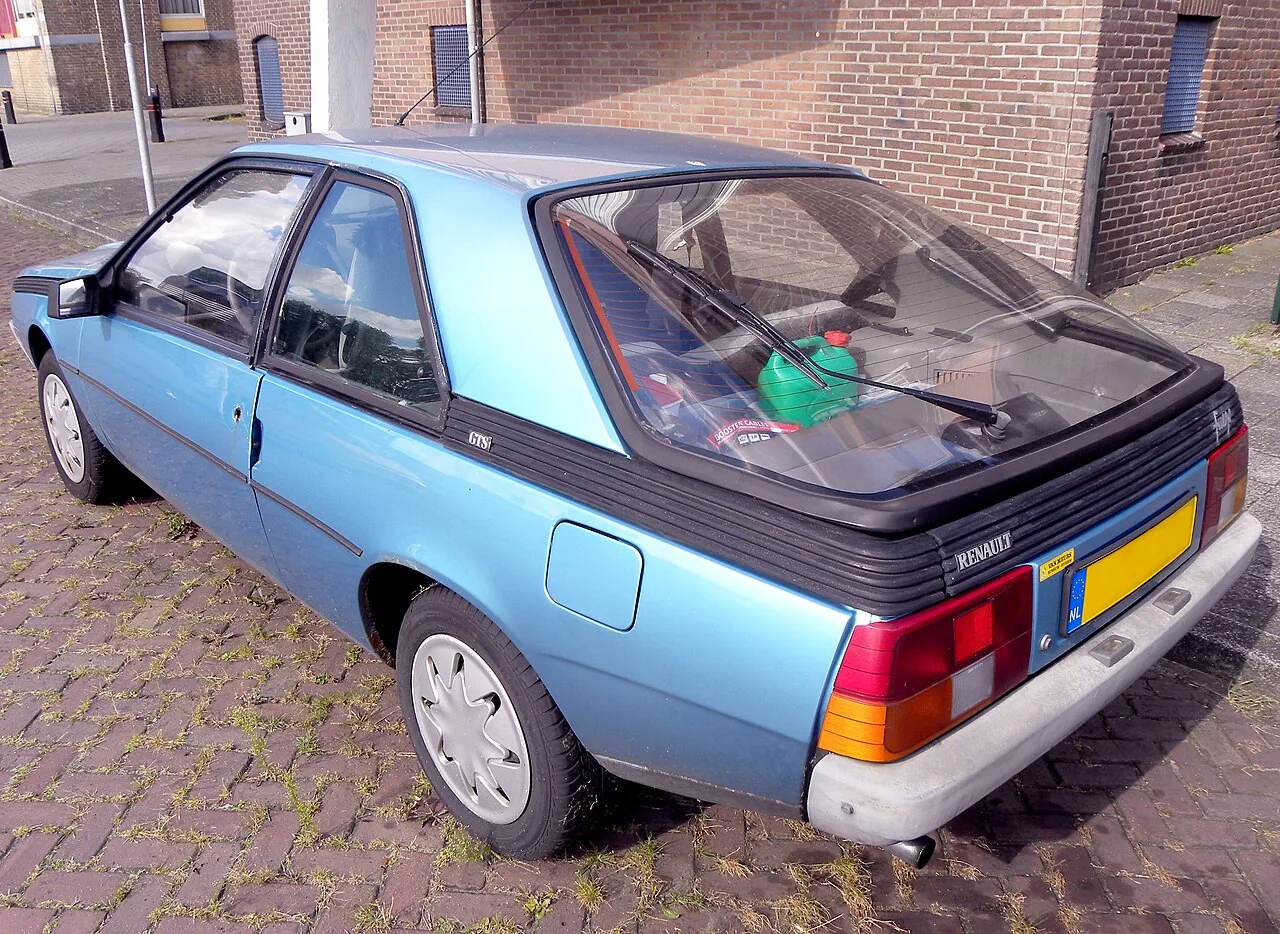 Renault Fuego GTS azul con su gran luneta curva y la banda negra lateral
