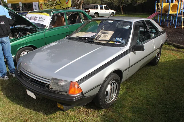Renault Fuego GTX plateado de 1984 visto de tres cuartos delantero