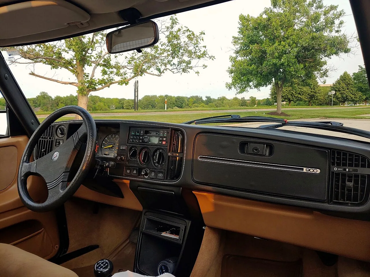 Salpicadero y mandos de un Saab 900 S de 1987
