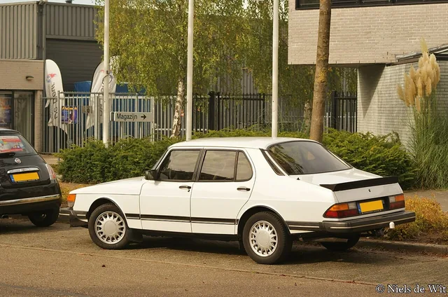 Saab 900 Turbo 16 blanco de cuatro puertas visto desde tres cuartos trasero