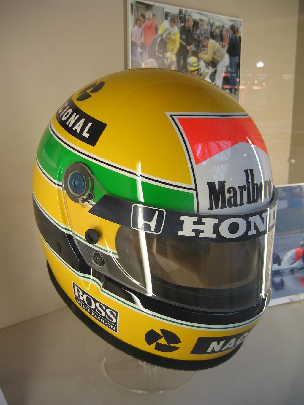 Casco amarillo, verde y azul utilizado por Ayrton Senna