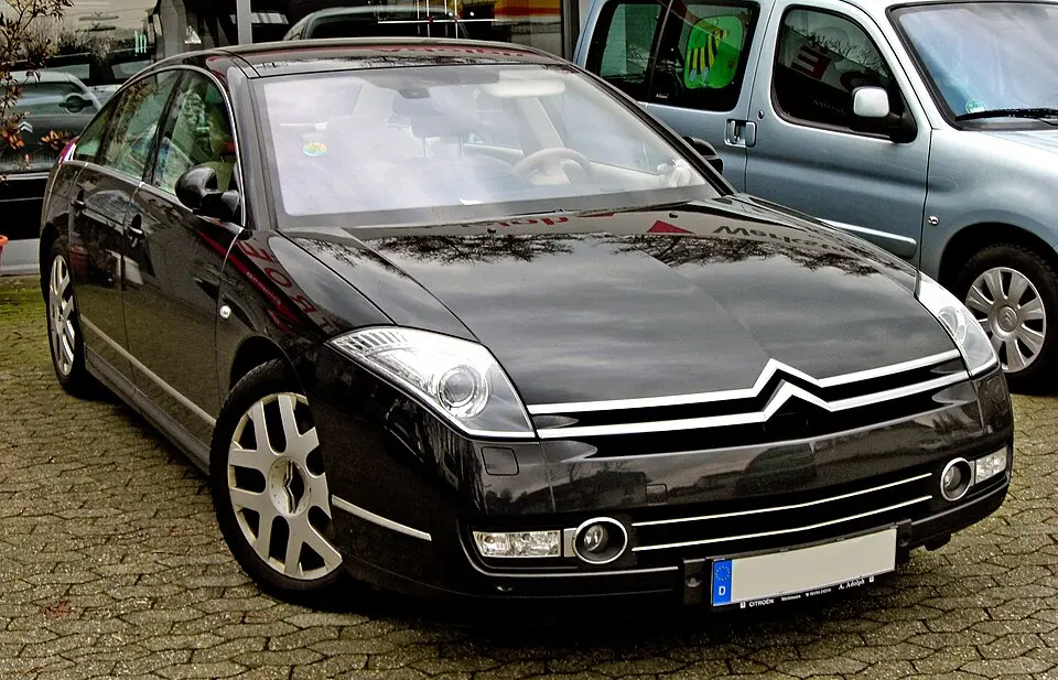 Citroën C6 negro visto de tres cuartos
