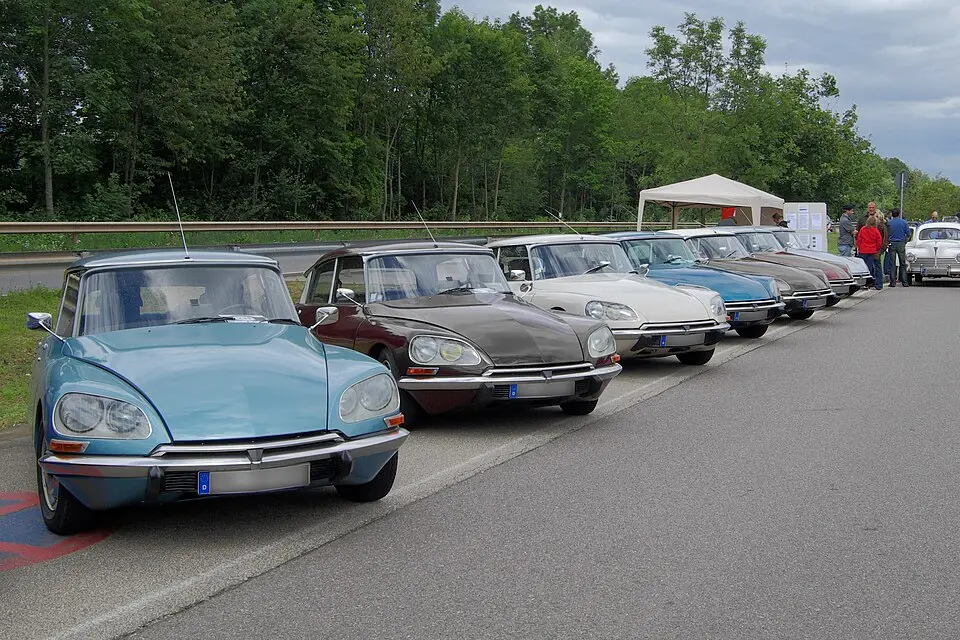Varios Citroën DS clásicos alineados