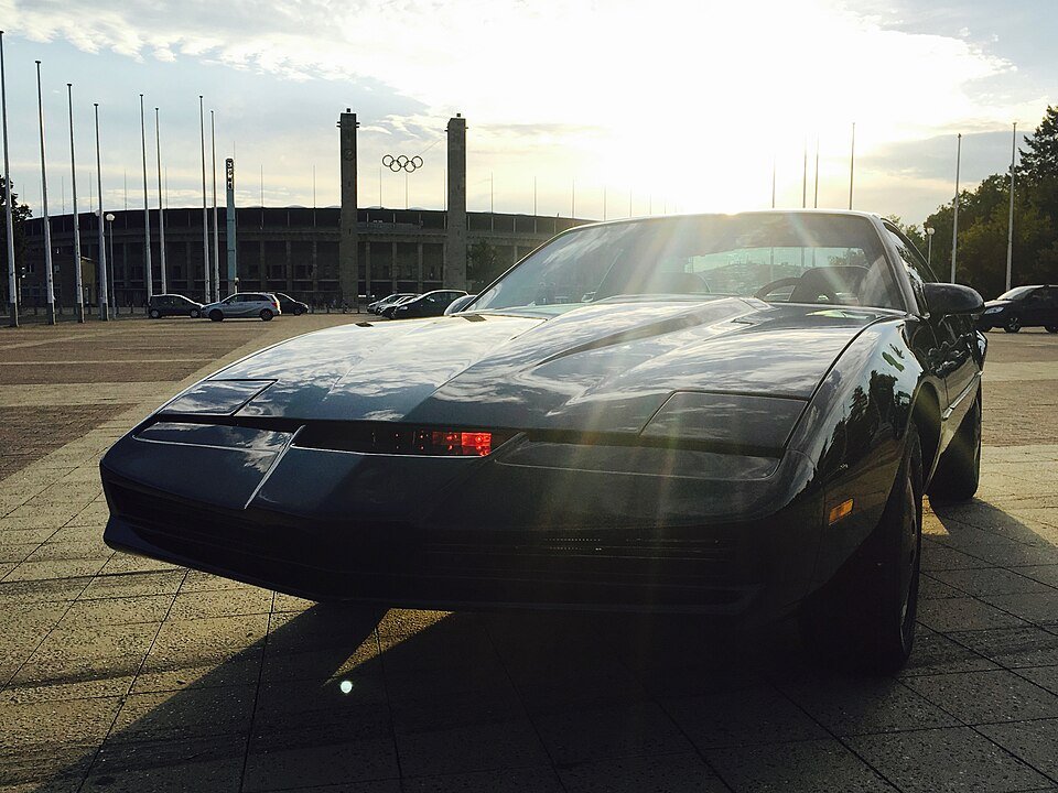 Réplica negra de KITT vista de frente y de perfil