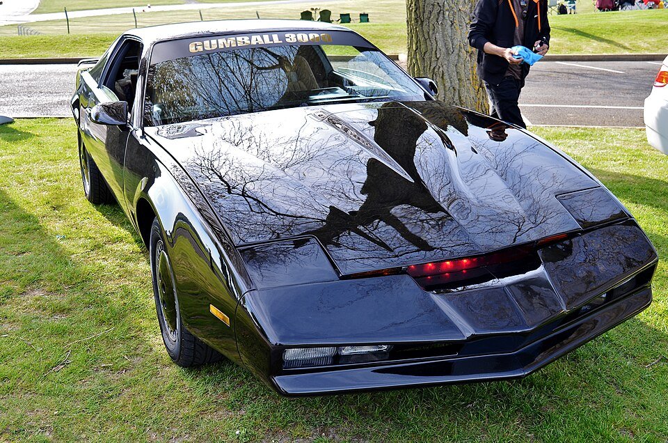 Réplica a tamaño real de KITT expuesta en un evento del motor